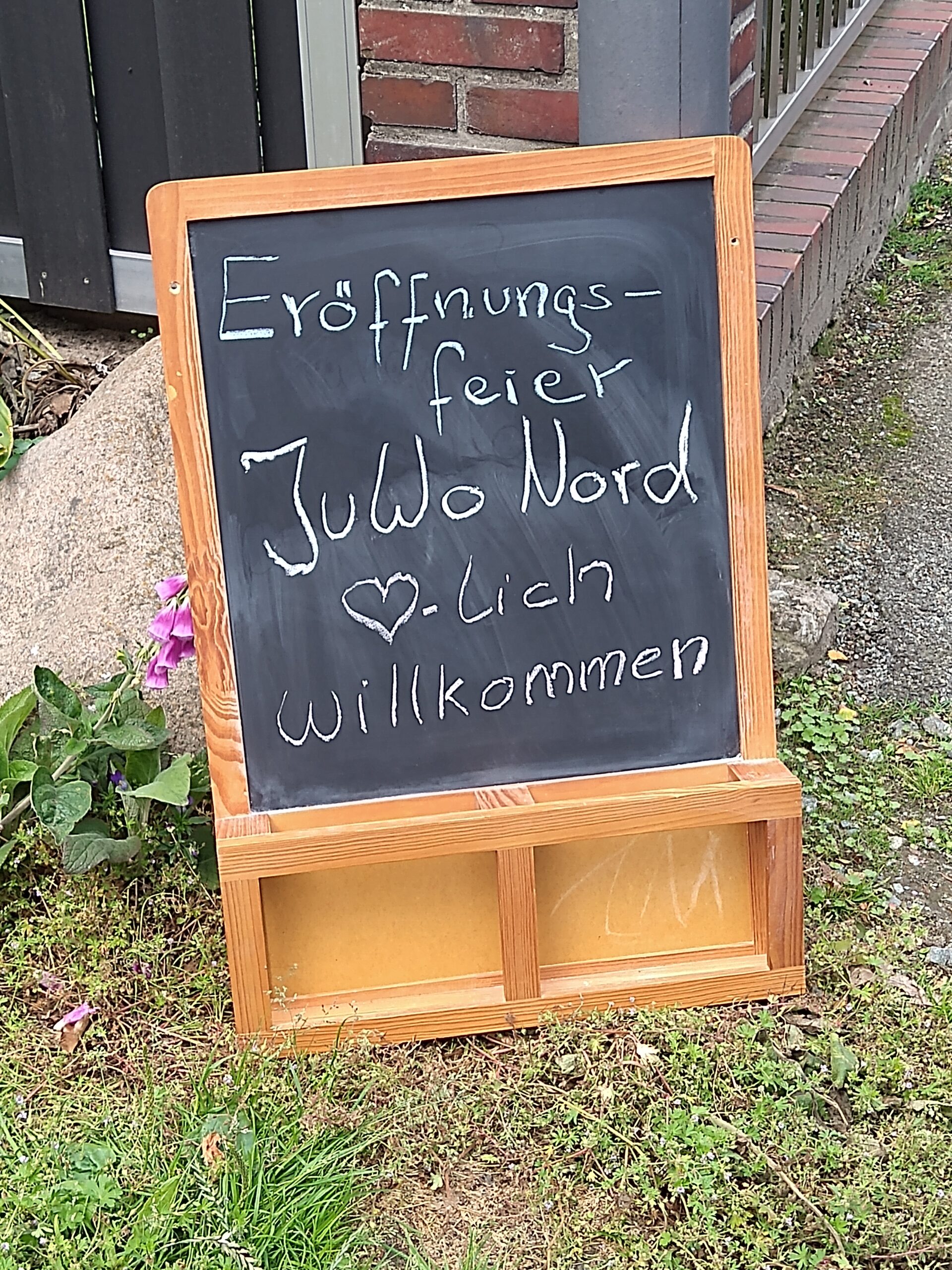 Schild zur Eröffnung der Jugendwohngruppe