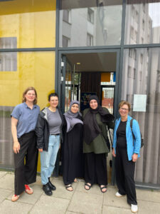 Gruppenfoto von links nach rechts Silke Handelmann, Leiterin des Quartierstreffs Rostocker Straße, Bärbel Frömel, QBZ MOrgendlandstraße, 2 Beirtasfrauen und Sozialsenatorin Claudia Schilling