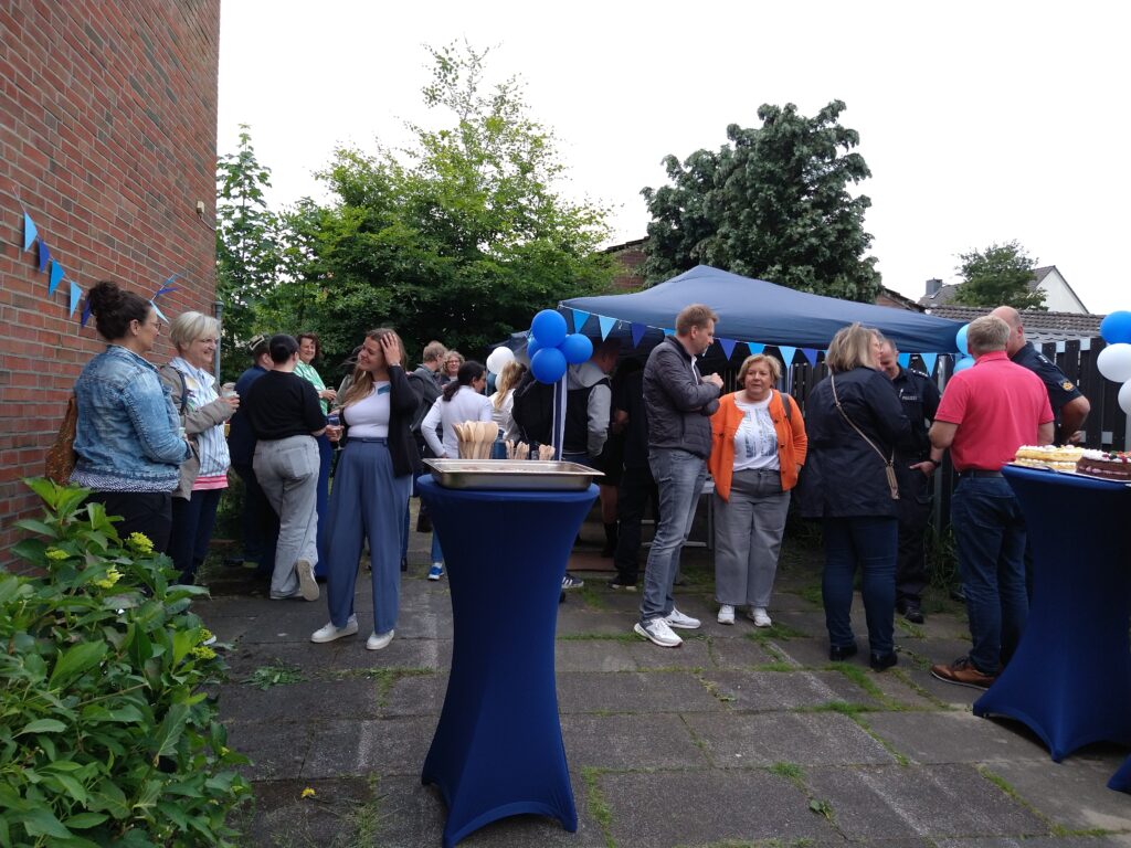 Mehrere Menschen während der Eröffnungsfeier am 11.6.25